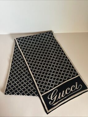 Gucci Black and White Signature Knit Scarf